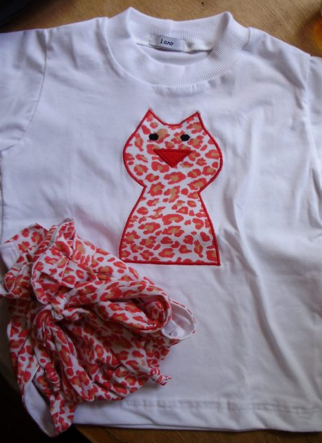 Conjuntinho de fralda salopete + camiseta de gato www.babyslings.com.br